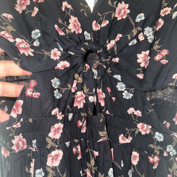 5/$25✨AE OUTFITTERS KEYHOLE FLORAL SUMMER DRESS - Picture 2 of 3